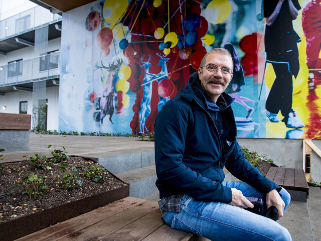 Christian Schmidt Rasmussen Ved Kunstværk I Strandparken WEB