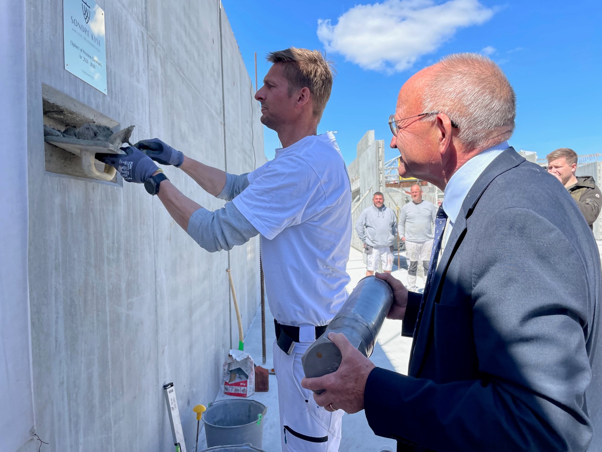 Murer Henning Madsen og Torben Möger med tidskapsel