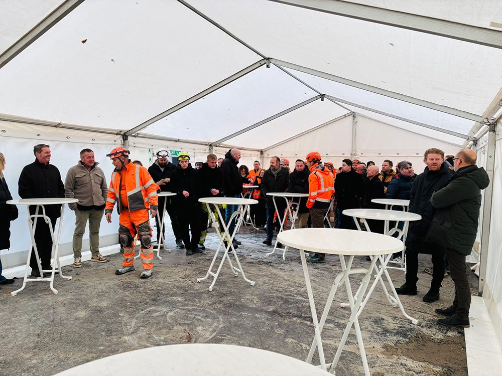 Gæster i telt til Bonums rejsegilde