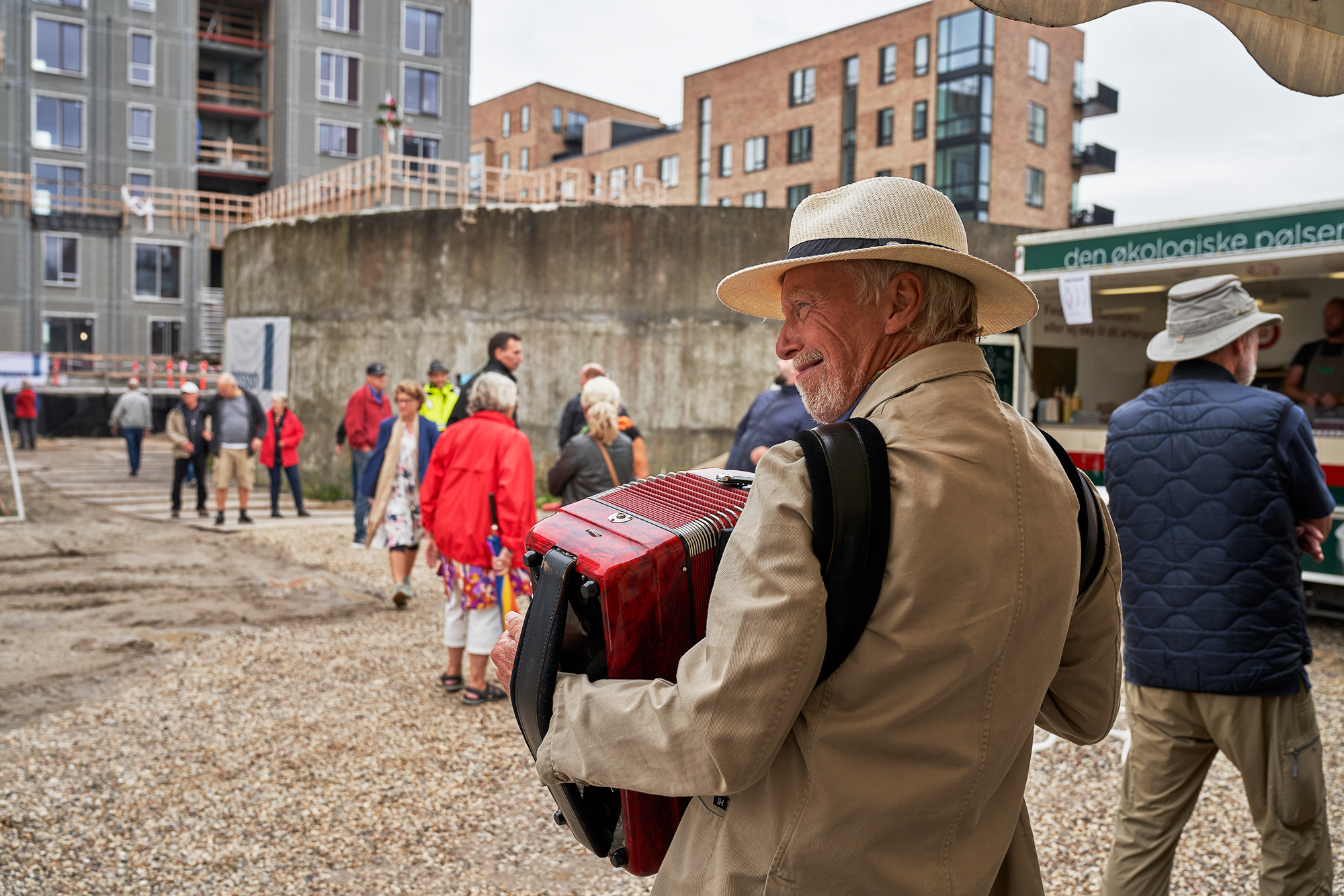 Harmonikaspiller til Fællesbygs rejsegilde