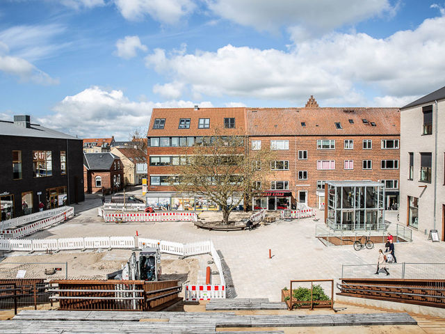 Stationspladsen med ny belægning